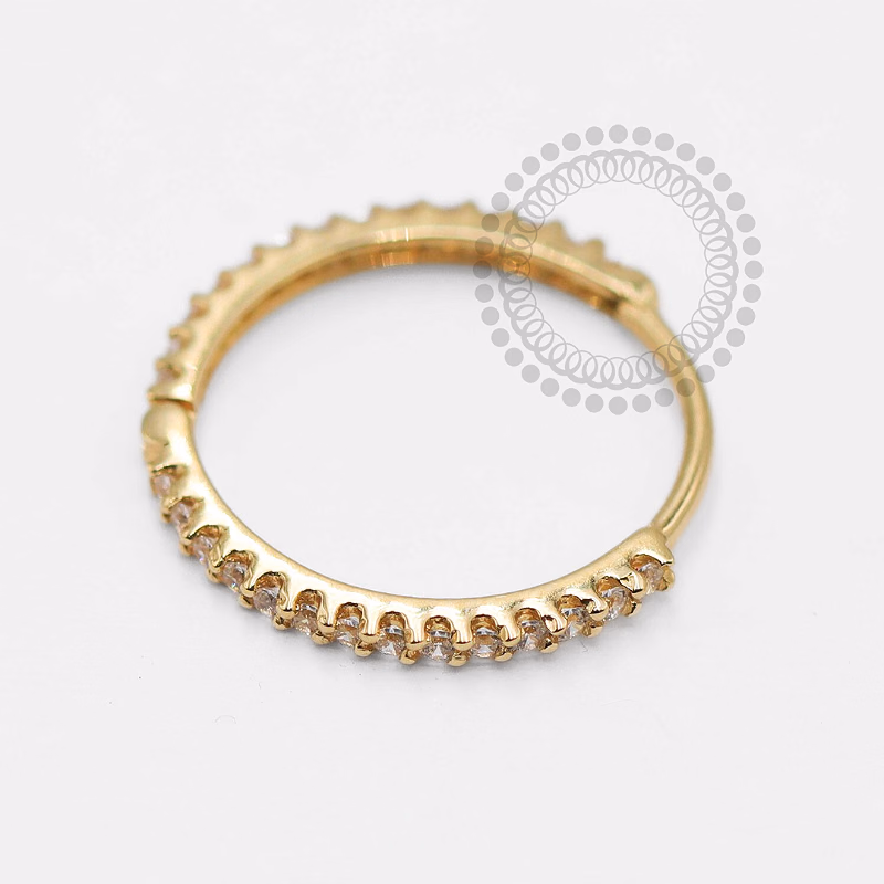 Argola clicker de ouro 18K com uma fileira frontal de zircônias cristal