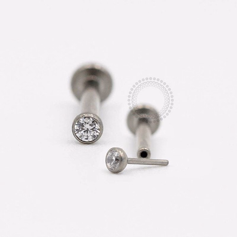 Labret de aço prateado com base plana e pequeno topo de zircônia