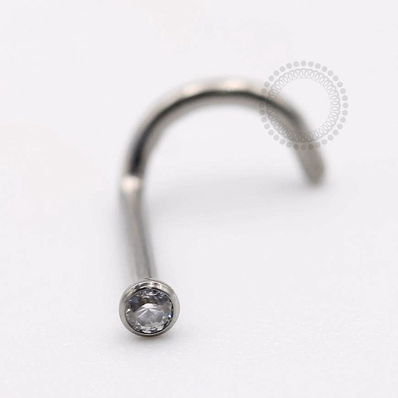 Nostril de aço prateado em haste fina com pequena zircônia cristal