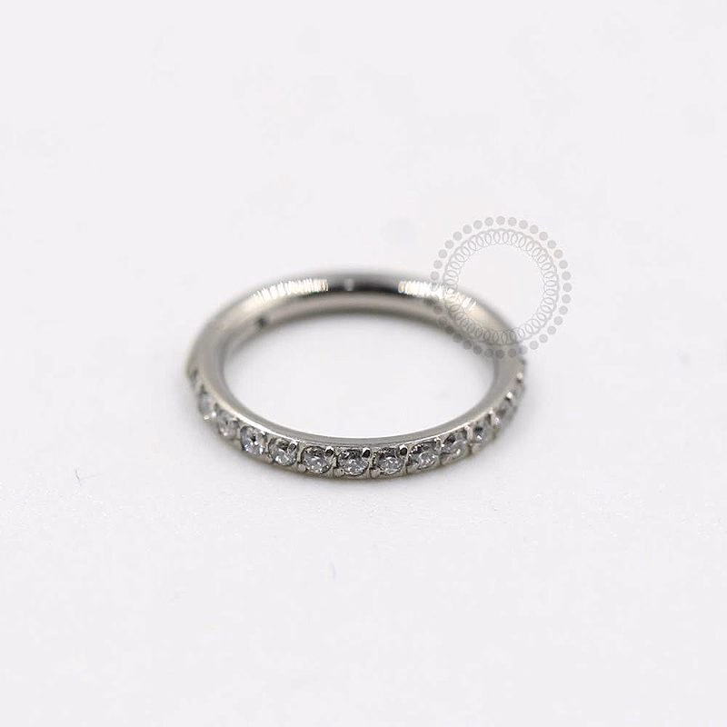 Argola clicker de aço prateado com fileira frontal de zircônias