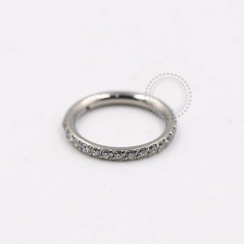 Argola clicker de aço prateado com fileira frontal de zircônias