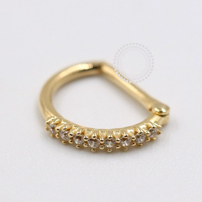 Segmento em formato D de ouro 18K com zircônias cristal na parte frontal